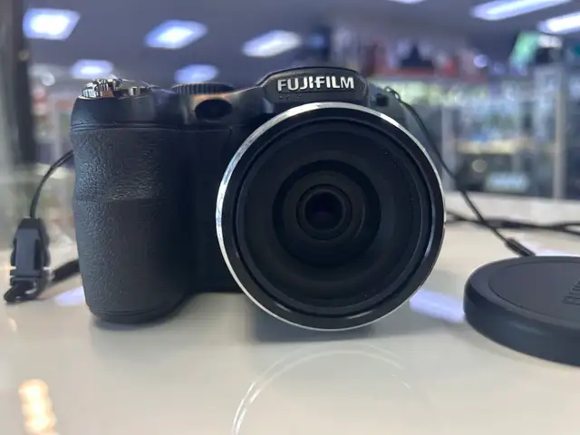 Fujifilm Finepix s1800 12.2MP digital camera - Photo 2