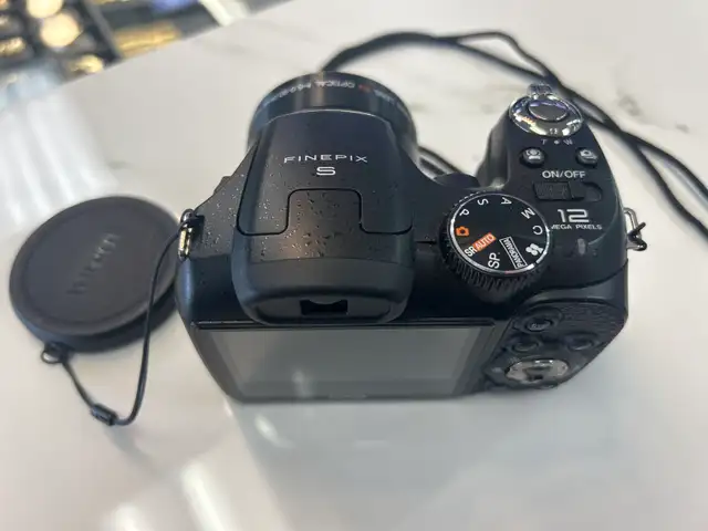 Fujifilm Finepix s1800 12.2MP digital camera - Photo 4