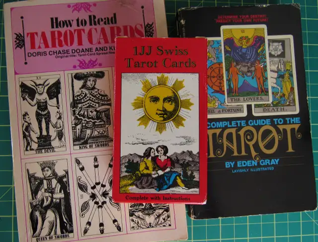 1JJ Swiss Tarot cards with books