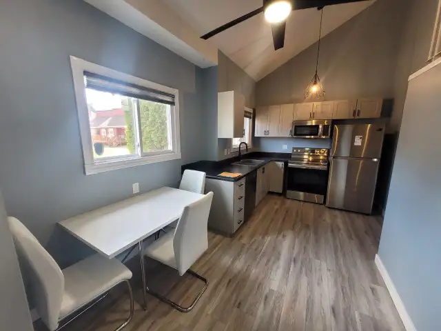 3 Beds & 1.5 Baths Townhouse Style Property In Fairhaven Area - Photo 4