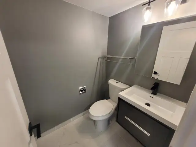 3 Beds & 1.5 Baths Townhouse Style Property In Fairhaven Area - Photo 14