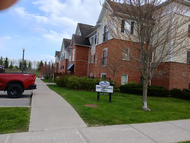 Condo APT S W Peterborough near HWY 115