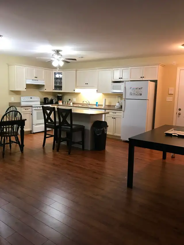 Spacious and quiet 2bedroom unit with washer & dryer for June 1 - Photo 2
