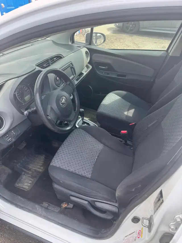 Toyota Yaris LE 2015 en super bon état! - Photo 2