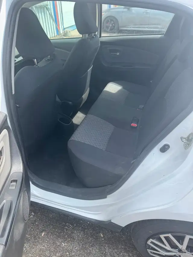 Toyota Yaris LE 2015 en super bon état! - Photo 3
