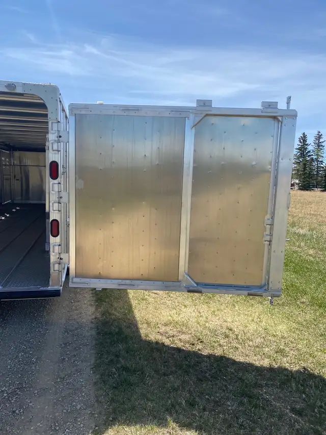 Stock trailer - Photo 9