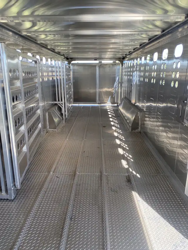 Stock trailer - Photo 10