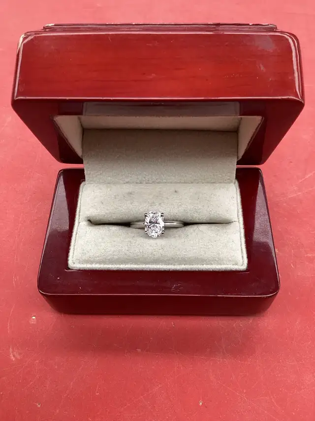 bague en or diamants ovale