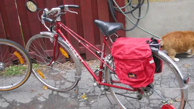 EXCELLENT WOMEN’S PEUGEOT ROAD BIKE WITH ACCESSORIES - Photo 2