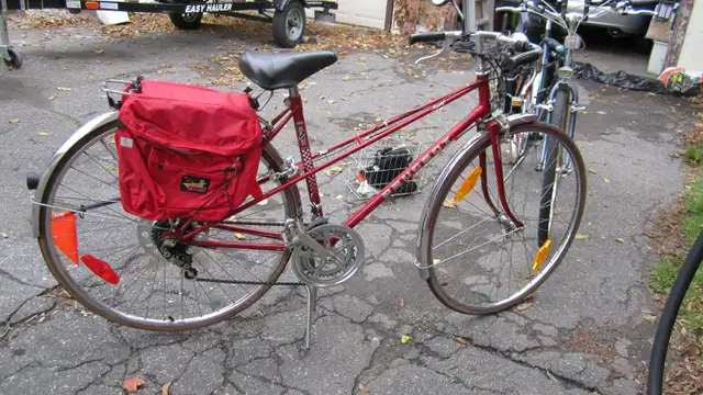 EXCELLENT WOMEN’S PEUGEOT ROAD BIKE WITH ACCESSORIES - Photo 3