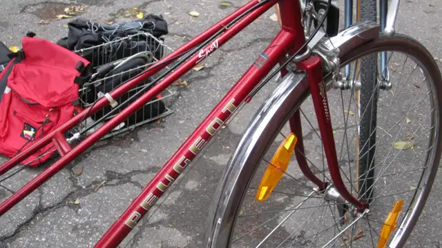 EXCELLENT WOMEN’S PEUGEOT ROAD BIKE WITH ACCESSORIES - Photo 8