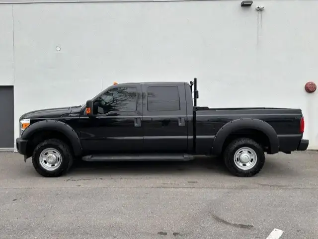 2015 Ford Super Duty F-250 SRW 4WD CREW CAB-SHORT BOX-1 OWNER- - Photo 2