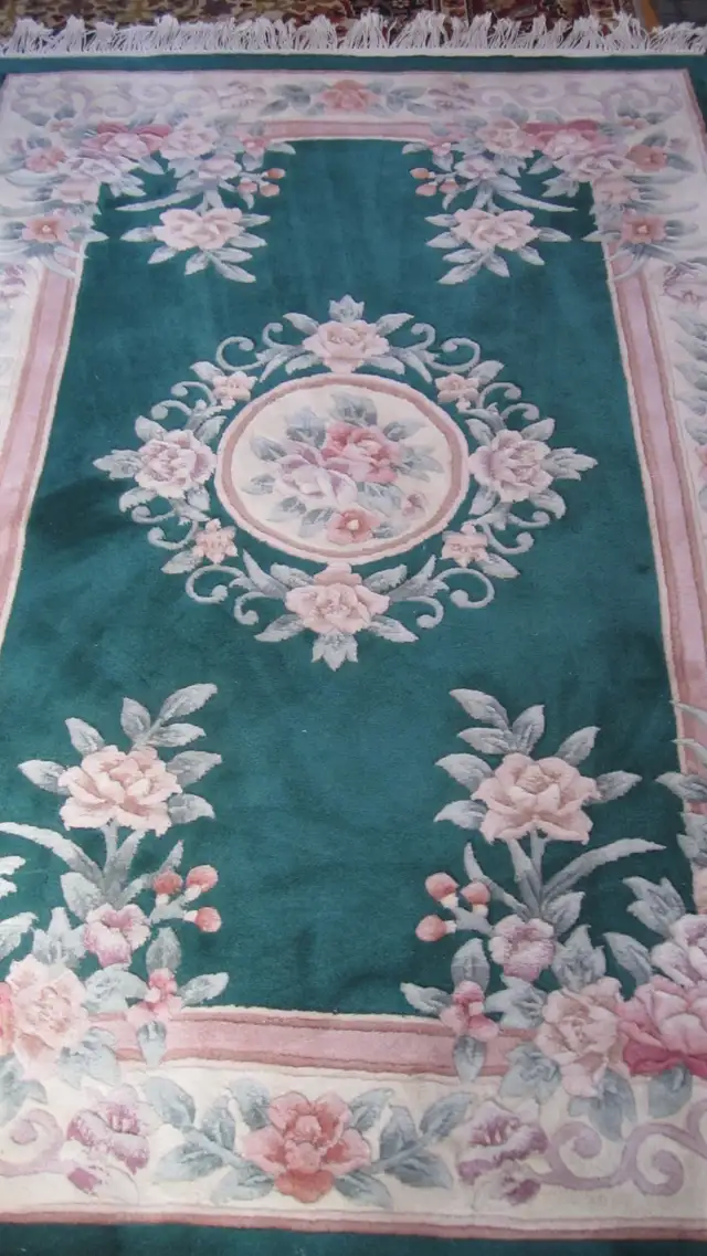 WONDERFUL 46"X 72" HANDMADE FLOWER MOTIF WOOL RUG