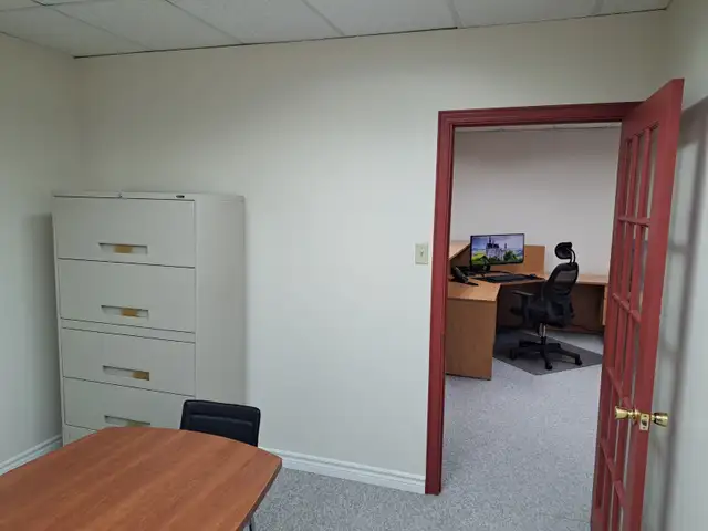 Bureau rénové à louer – À deux pas  du Metro Côte-Vertu - Photo 6