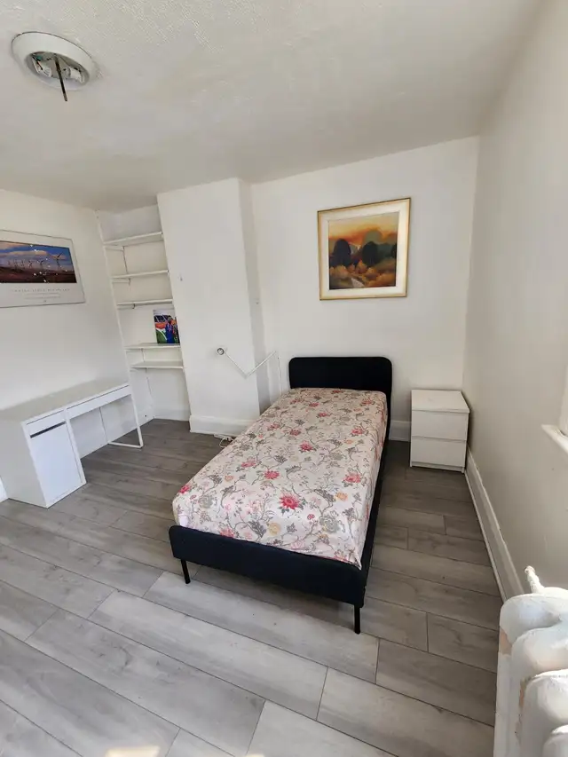 Nice large room, all utilities wifi included, Christie-St.Clair - Photo 8