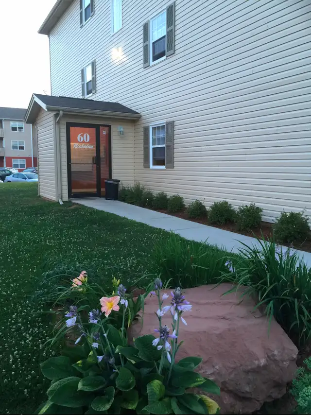 Ground floor quiet 2bedroom apt with washer dryer for July 1st - Photo 3