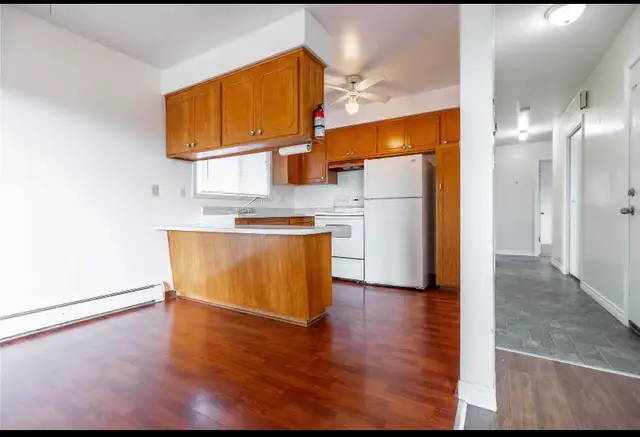 Spacious 3 Bedrooms   1 Den in a Triplex Apartment - Photo 2