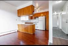 Spacious 3 Bedrooms   1 Den in a Triplex Apartment - Photo 2