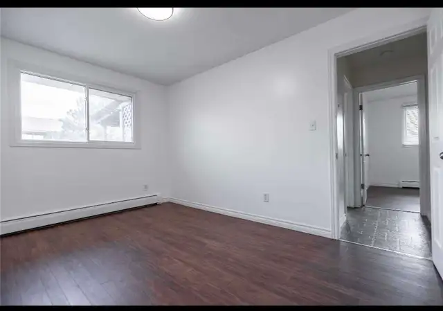 Spacious 3 Bedrooms   1 Den in a Triplex Apartment - Photo 3