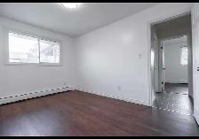 Spacious 3 Bedrooms   1 Den in a Triplex Apartment - Photo 3