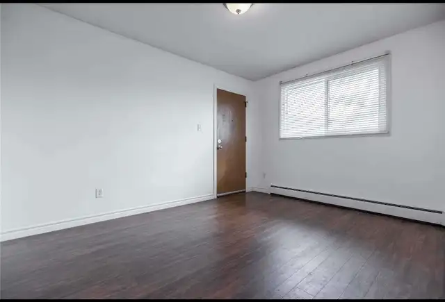 Spacious 3 Bedrooms   1 Den in a Triplex Apartment - Photo 4