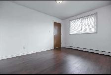 Spacious 3 Bedrooms   1 Den in a Triplex Apartment - Photo 4
