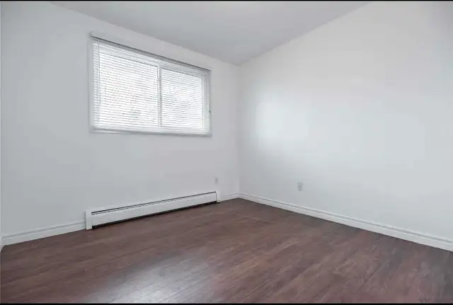 Spacious 3 Bedrooms   1 Den in a Triplex Apartment - Photo 5