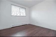 Spacious 3 Bedrooms   1 Den in a Triplex Apartment - Photo 5
