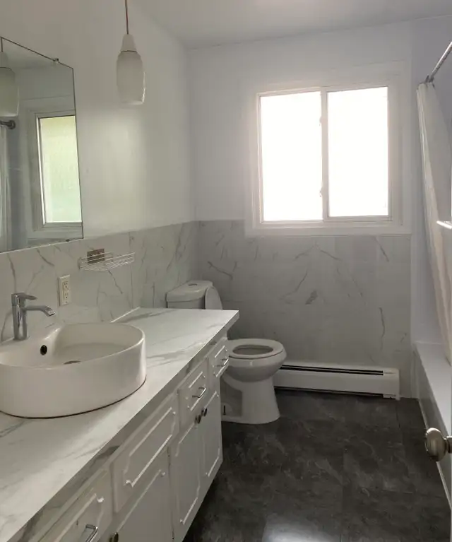 Spacious 3 Bedrooms   1 Den in a Triplex Apartment - Photo 6