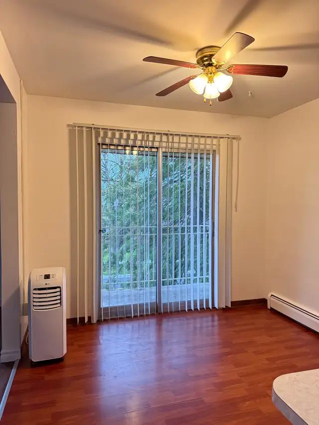 Spacious 3 Bedrooms   1 Den in a Triplex Apartment - Photo 7