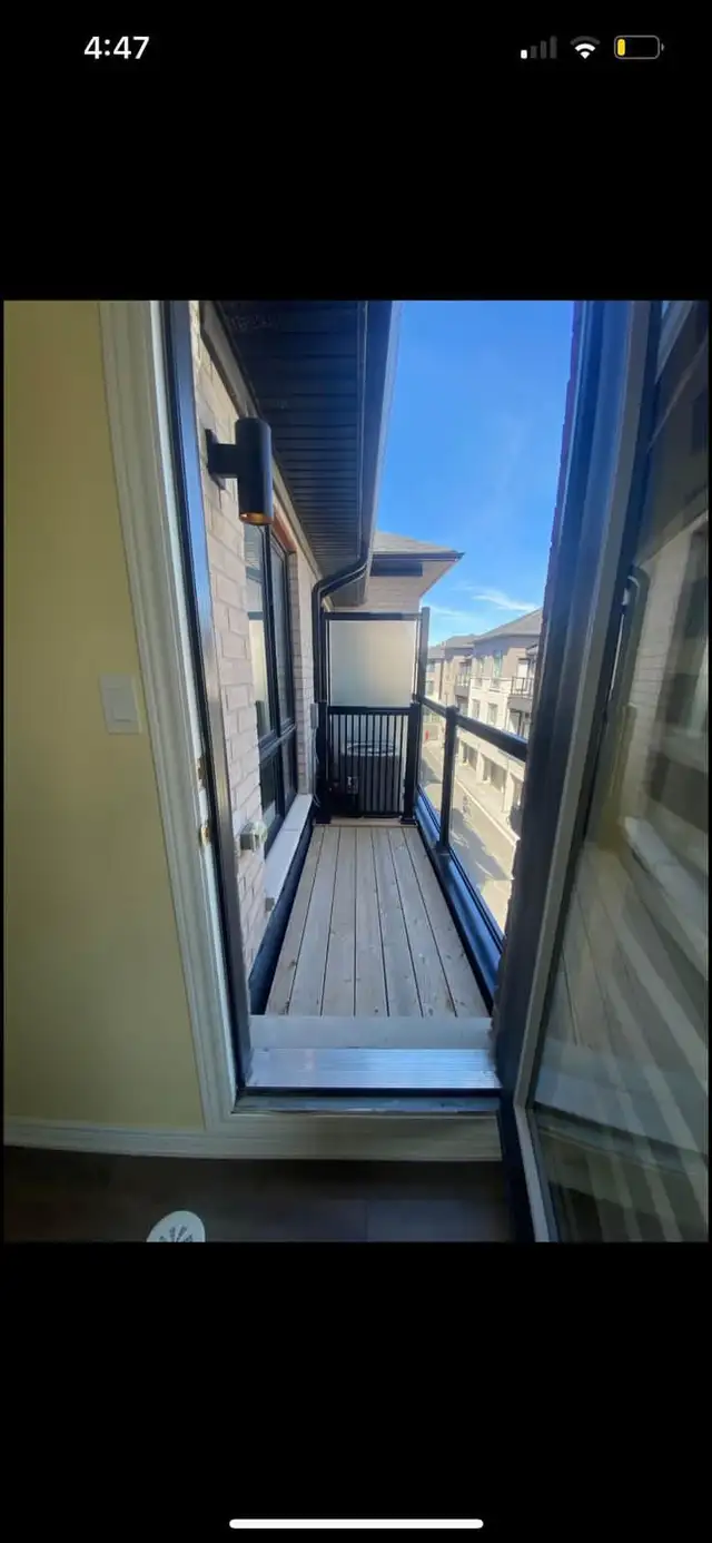 Beautiful 2 Bed Townhouse for Rent – Big Rooms, Balcony, Parking