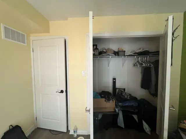 Beautiful 2 Bed Townhouse for Rent – Big Rooms, Balcony, Parking - Photo 3