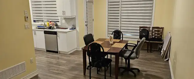 Beautiful 2 Bed Townhouse for Rent – Big Rooms, Balcony, Parking - Photo 4