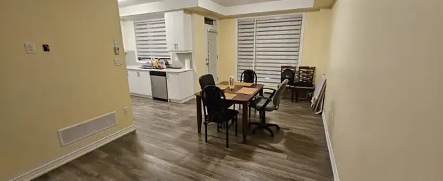 Beautiful 2 Bed Townhouse for Rent – Big Rooms, Balcony, Parking - Photo 9