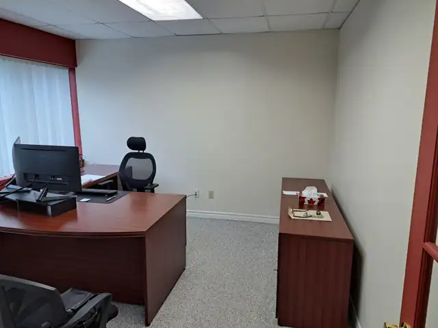Bureau rénové à louer – À deux pas du Metro Côte-Vertu - Photo 2