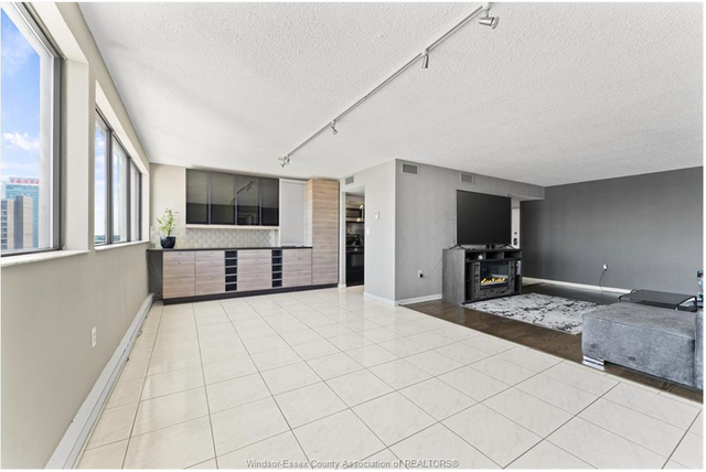 Spacious apartment for rent - great views of Detroit skyline!