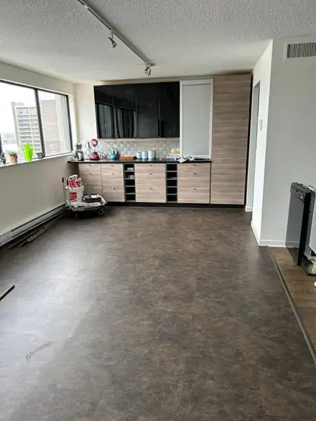 Spacious apartment for rent - great views of Detroit skyline! - Photo 2