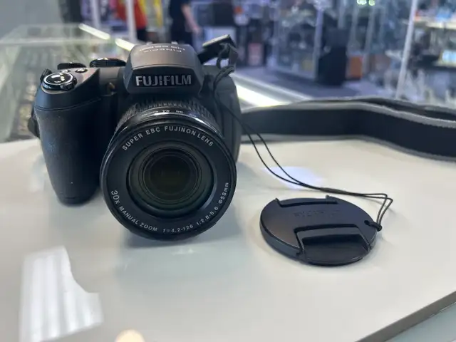 FujiFilm HS25 EXR 16MP Digital camera