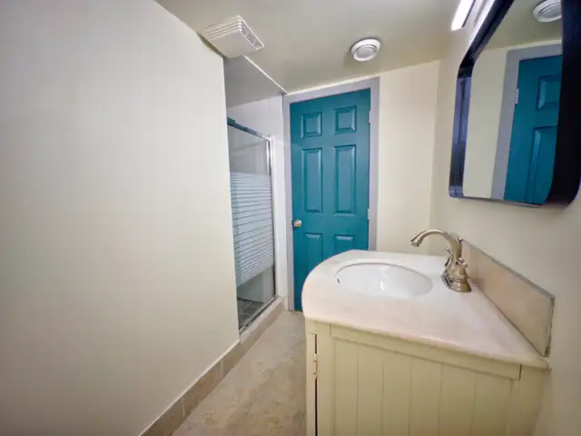 Modern Bedroom for Rent in Newly Developed Basement - Photo 5