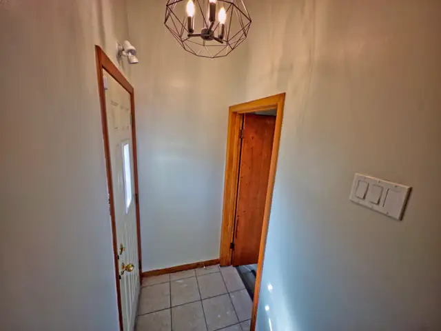 Modern Bedroom for Rent in Newly Developed Basement - Photo 8