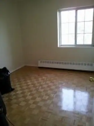BEAUTIFUL RENOV. 2 BDR APT. - HEAT INCL. -  IMMED. OR JUNE 1 - Photo 2