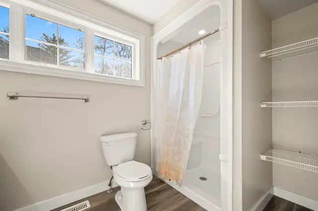 53 College Avenue West - 53 College Avenue Lower Apartment for R - Photo 4
