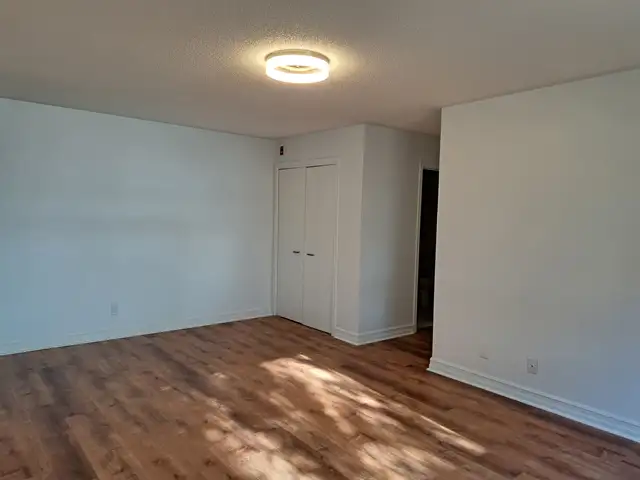 Recently renovated 2 bdrm unit, quiet bldg in West end - Photo 6