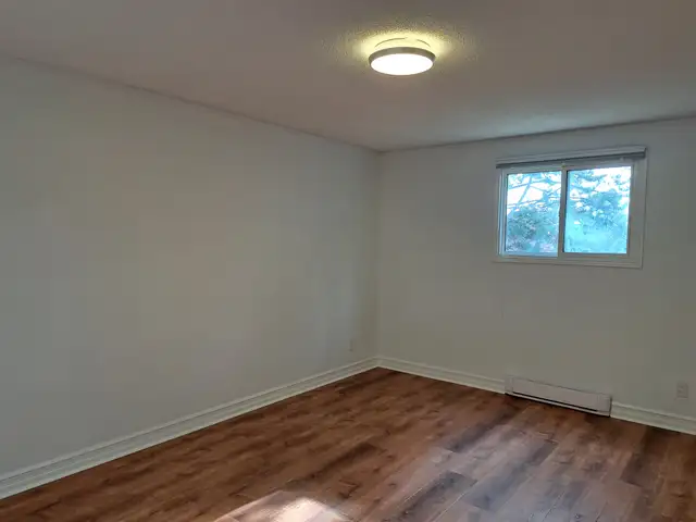 Recently renovated 2 bdrm unit, quiet bldg in West end - Photo 11