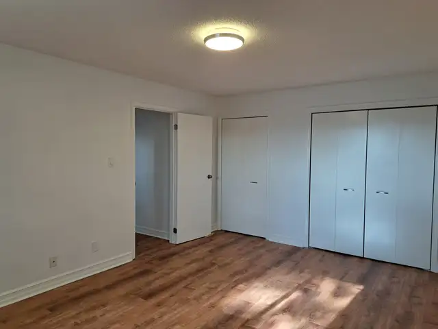 Recently renovated 2 bdrm unit, quiet bldg in West end - Photo 14