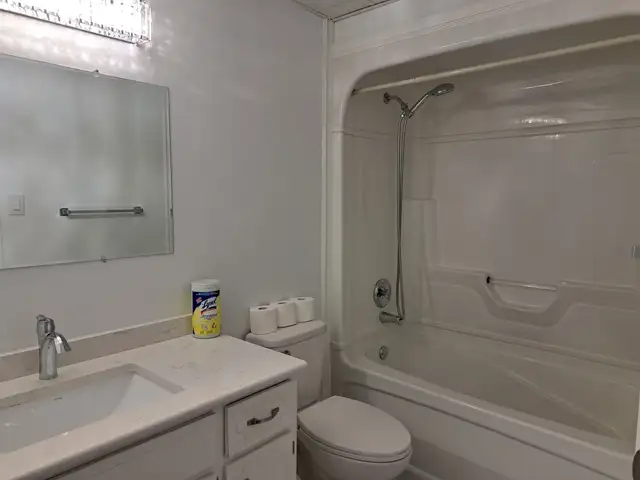 Recently renovated 2 bdrm unit, quiet bldg in West end - Photo 15