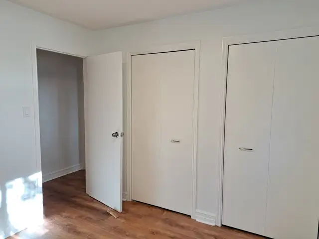 Recently renovated 2 bdrm unit, quiet bldg in West end - Photo 17