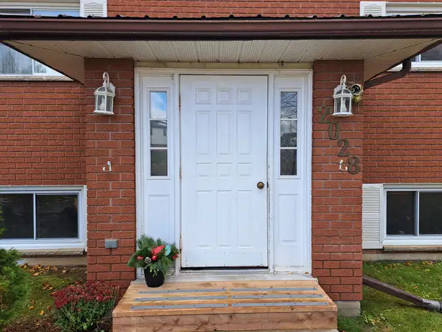 Recently renovated 2 bdrm unit, quiet bldg in West end - Photo 20