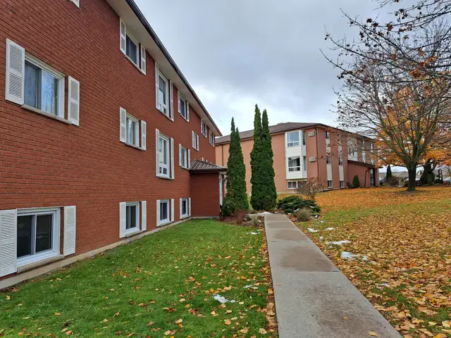 Recently renovated 2 bdrm unit, quiet bldg in West end - Photo 21