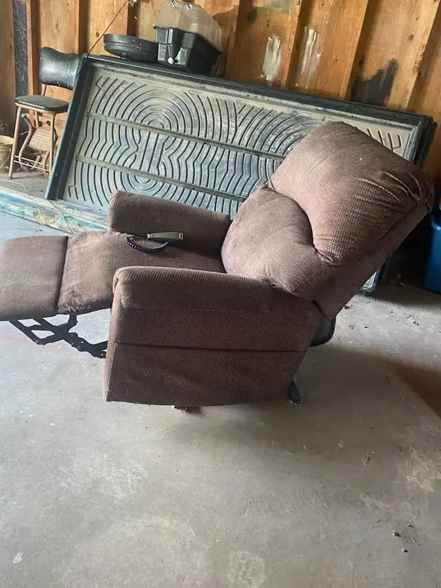 power reclining and lift chair - Photo 2